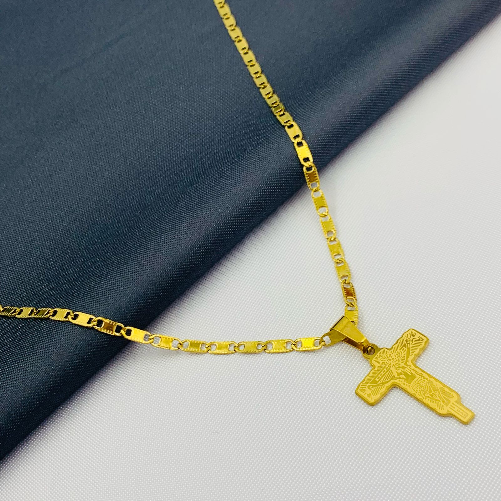 Crucifijo Heritage Gold | La fuerza de tu fe en un diseño imponente