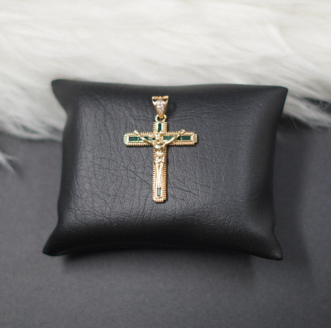 Imperial Emerald Cross | Devoción eterna con destellos de lujo